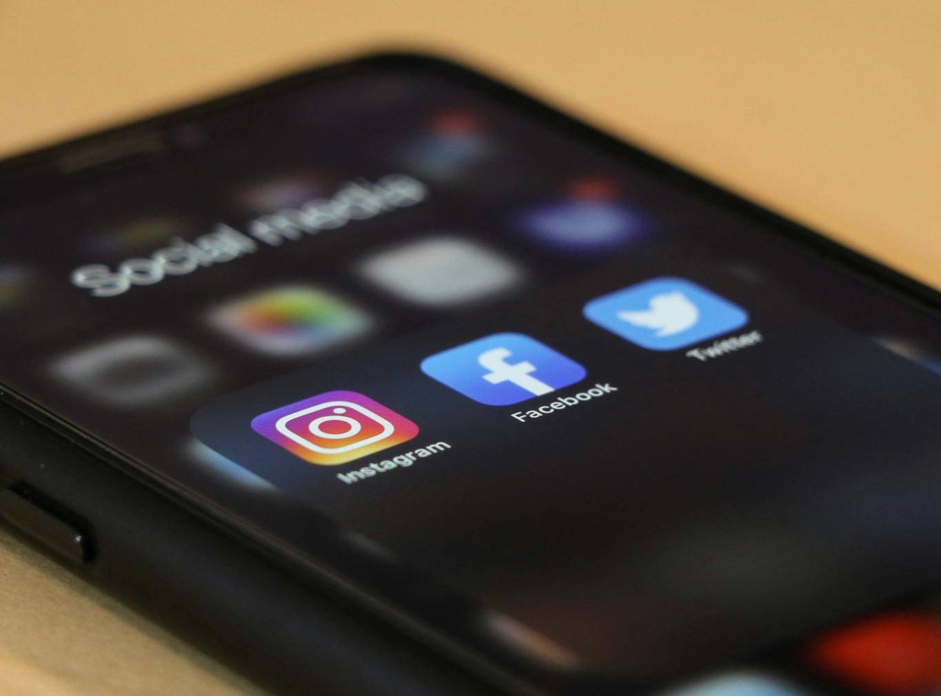 Smartphone mit Social Media Apps – Social-Media-Setup für Unternehmen